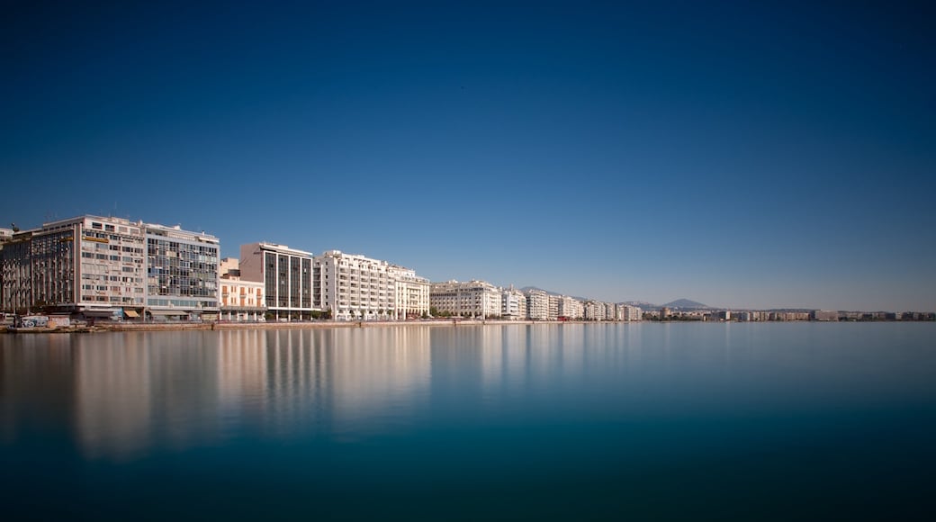 Thessaloniki bevat een stad, algemene kustgezichten en een kuststadje