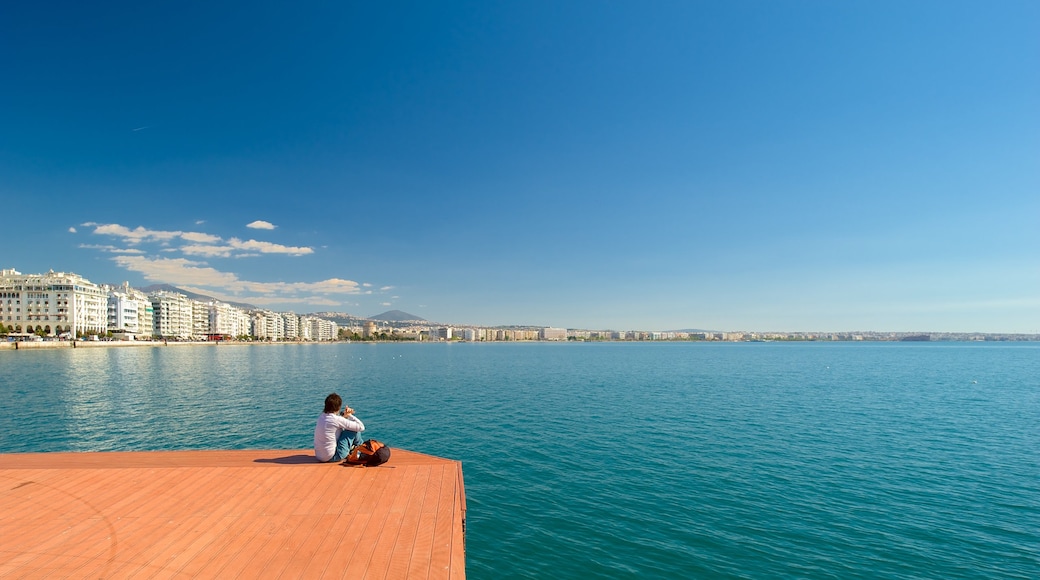 Thessaloniki joka esittää yleiset rantanäkymät sekä yksi nainen