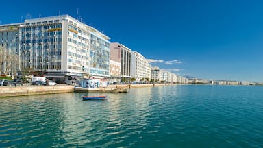 Thessaloniki inclusief algemene kustgezichten en een stad