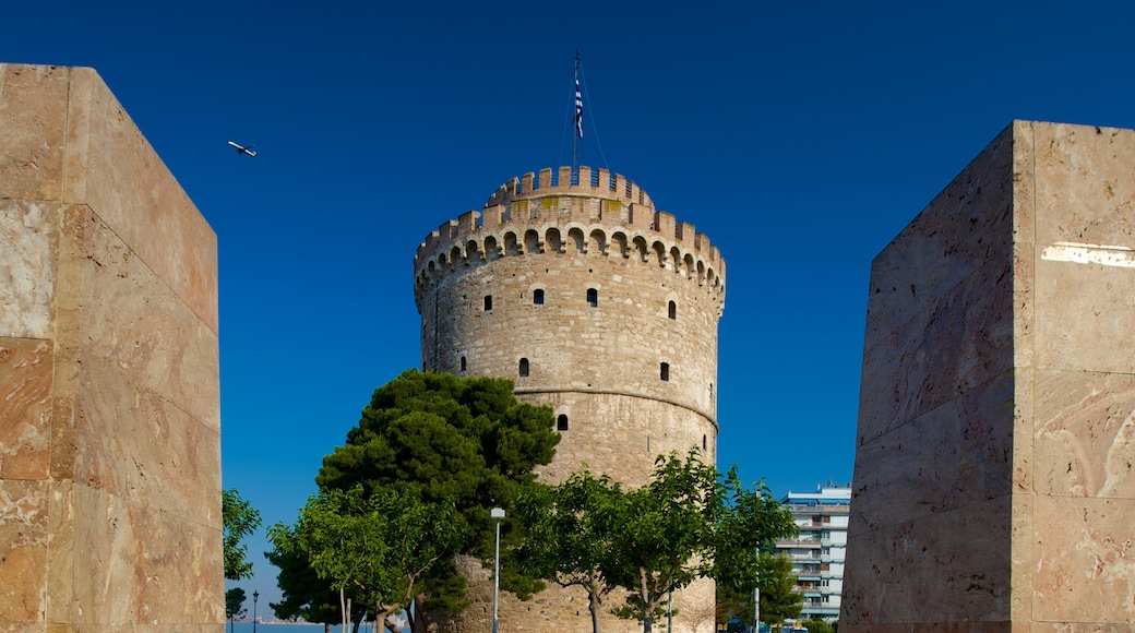 Torre bianca di Salonicco che include oggetti d\'epoca