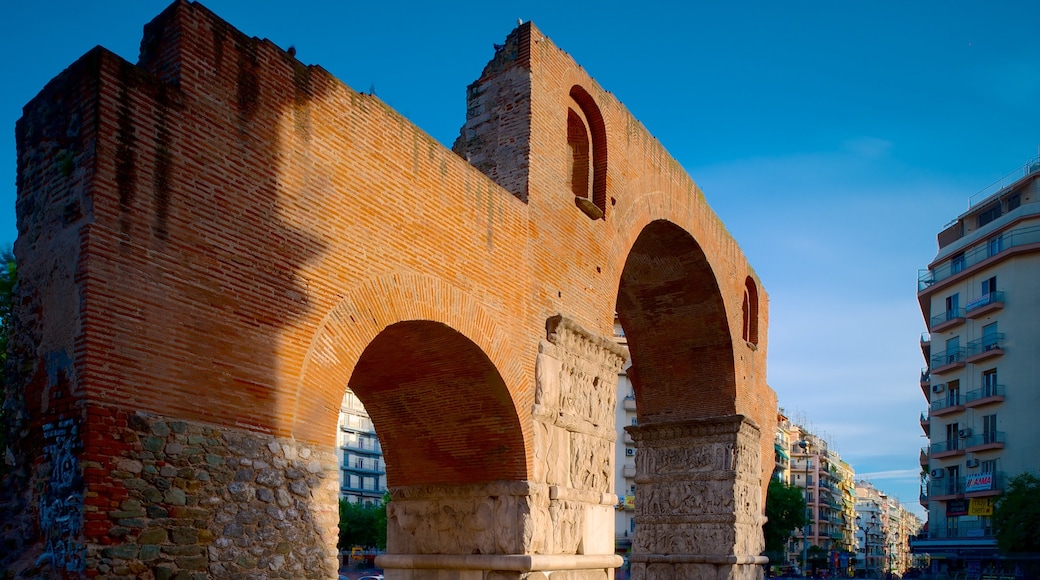 Arco de Galerius mostrando elementos patrimoniales