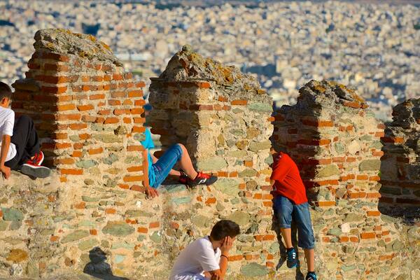 Byzantinische Stadtmauern welches beinhaltet Geschichtliches und Ruine sowie kleine Menschengruppe