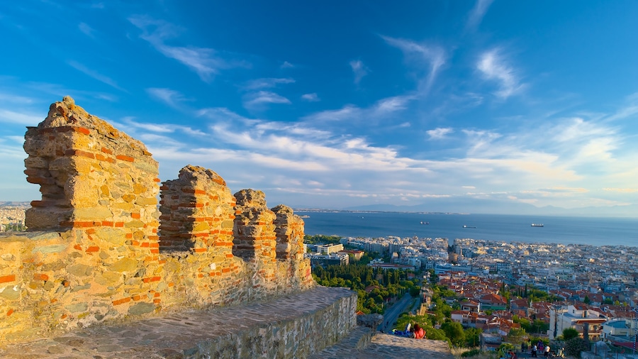 Byzantijnse muren inclusief een kuststadje, vervallen gebouwen en historische architectuur