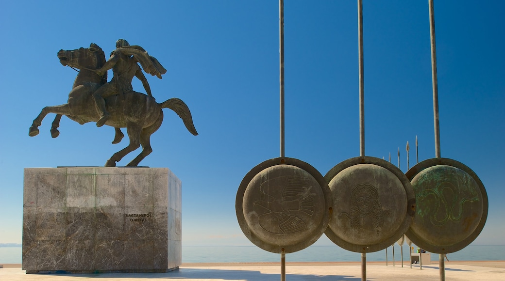Tesalónica ofreciendo arte al aire libre y una estatua o escultura