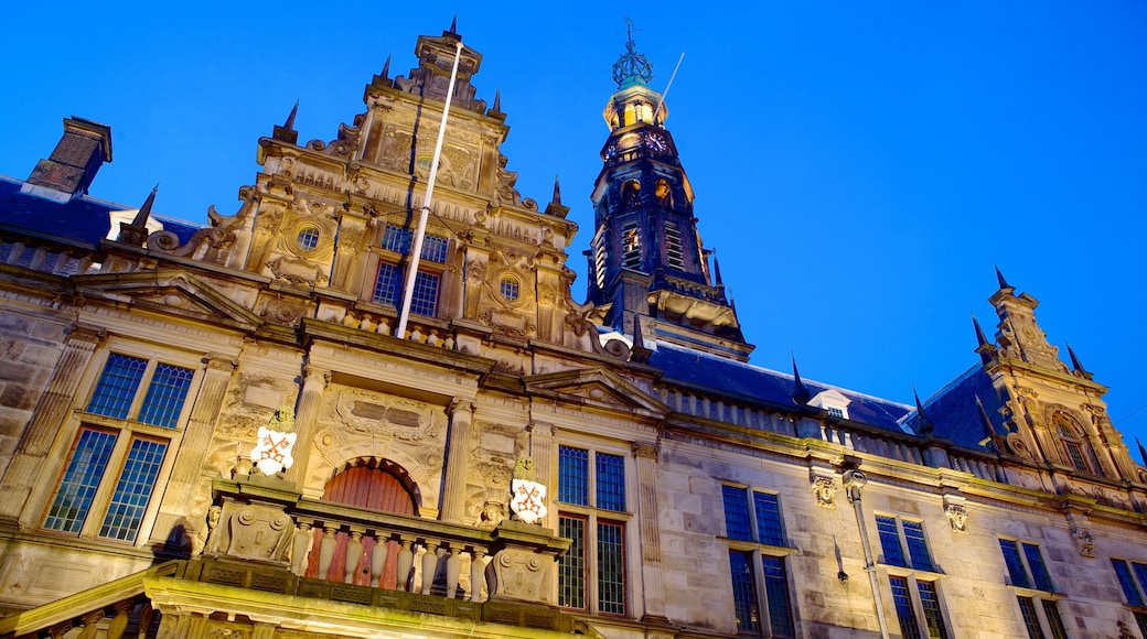 Stadhuis caracterizando arquitetura de patrimônio, um edifício administrativo e um pôr do sol