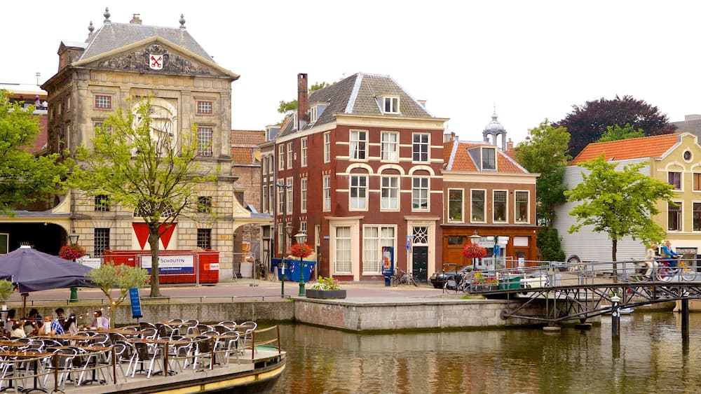 Waag montrant rivière ou ruisseau, scènes de rue et maison