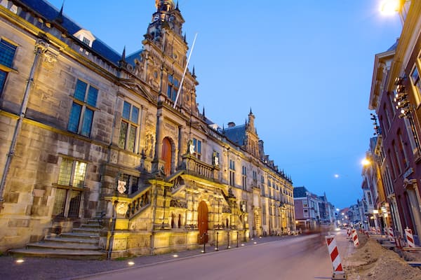 Stadhuis das einen Straßenszenen und historische Architektur