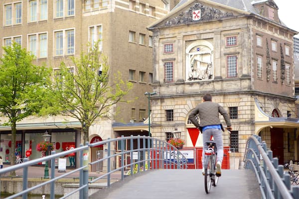 Waag das einen StraĂenszenen, Fahrradfahren und historische Architektur