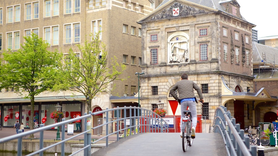 Waag caracterizando cenas de rua, arquitetura de patrimĂŽnio e uma ponte