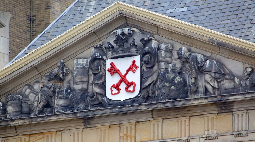 Waag bevat historische architectuur en bewegwijzering