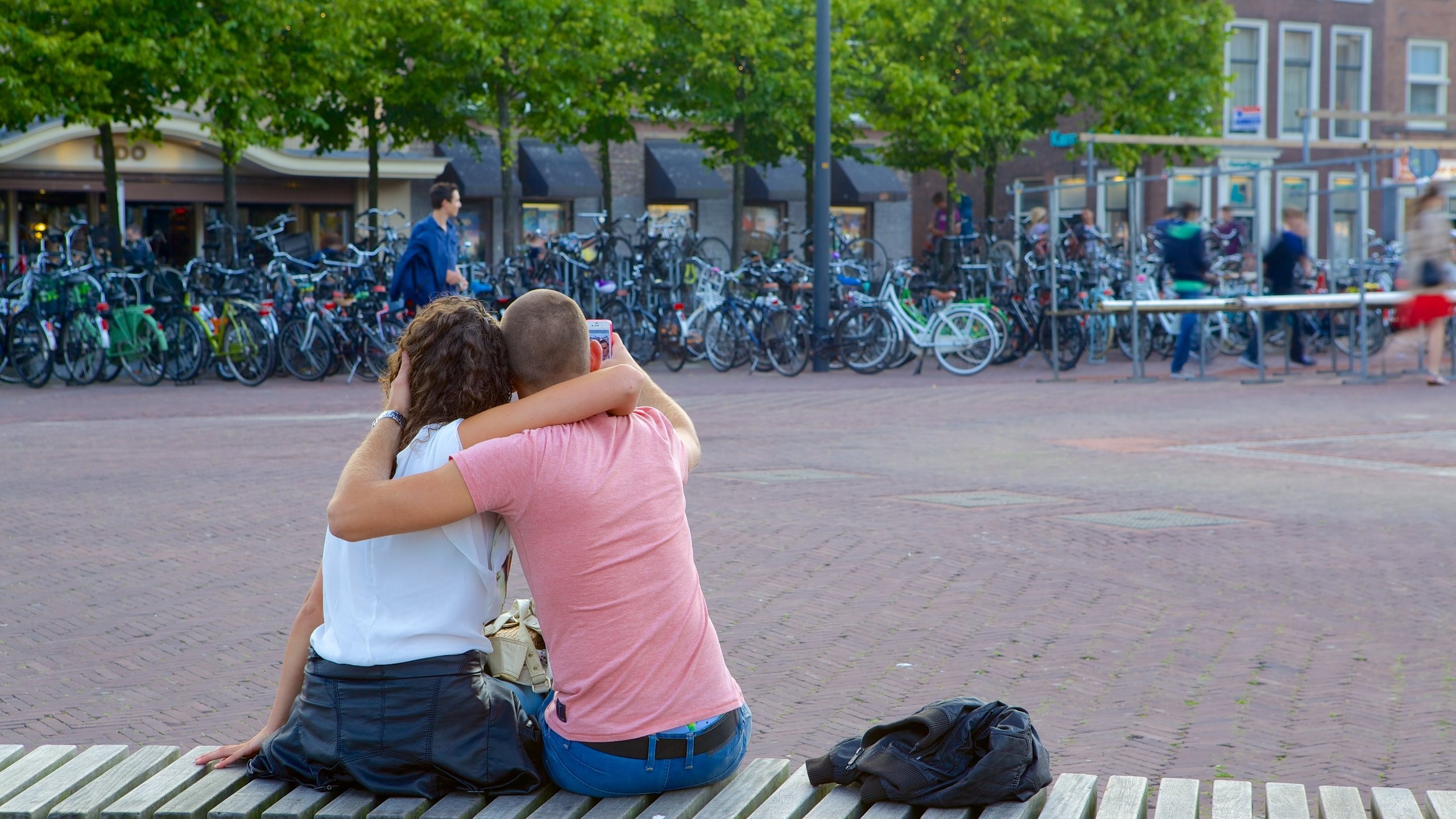 Beestenmarkt mostrando escenas urbanas y también una pareja