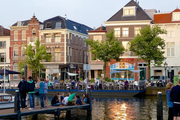 Beestenmarkt das einen Fluss oder Bach und Kleinstadt oder Dorf sowie große Menschengruppe