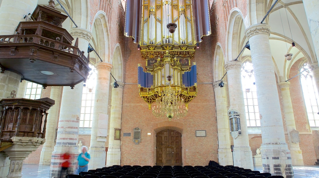 Pieterskerk inclusief historische architectuur, een kerk of kathedraal en interieur