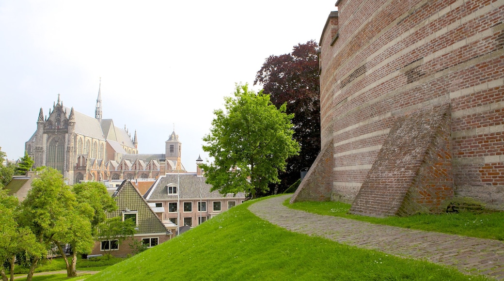 Die Burcht mit einem historische Architektur und Park