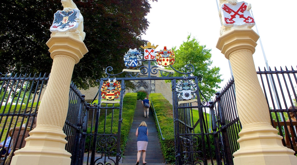 De Burcht toont kasteel of paleis en kunst in de open lucht