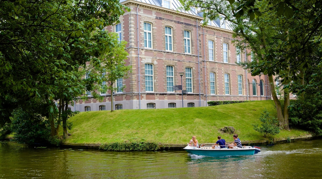 Etnologiska museet som visar en å eller flod och båtkörning såväl som en liten grupp av människor