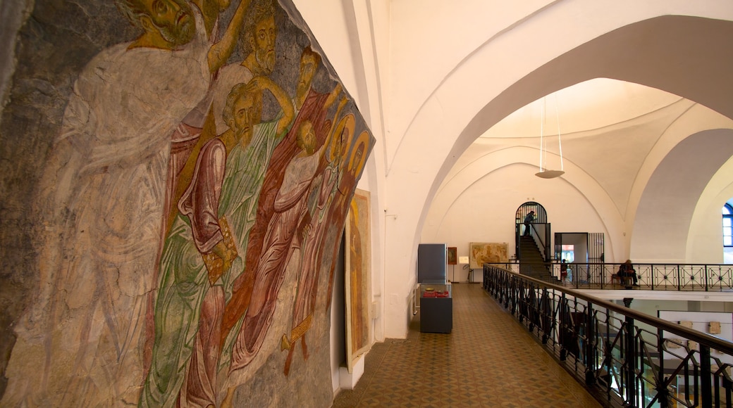 Museo Arqueológico ofreciendo vistas interiores