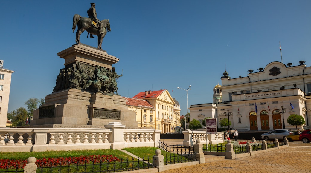 Monument to the Liberating Tsar qui includes monument, statue ou sculpture et square ou place