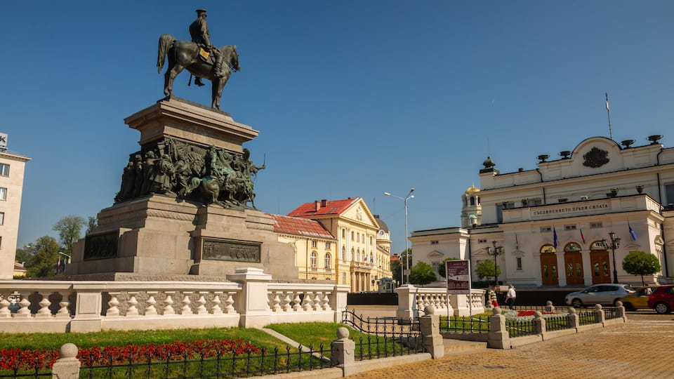 Monument to the Liberating Tsar que inclui um monumento, uma estátua ou escultura e uma praça ou plaza