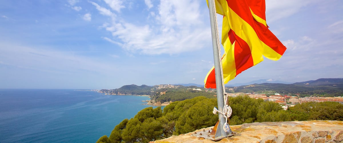 Castillo de Sant Joan que incluye vistas generales de la costa