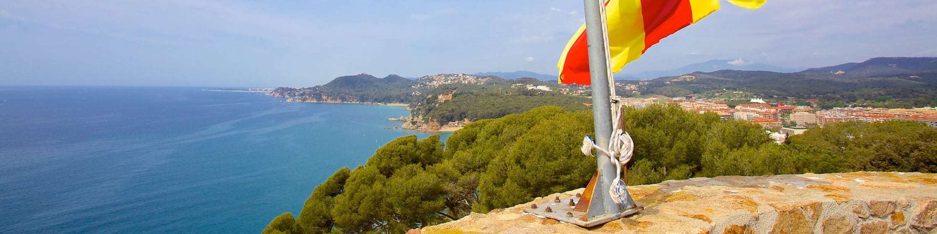 Castillo de Sant Joan que incluye vistas generales de la costa