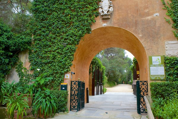 Jardins de Santa Clotilde mit einem Park