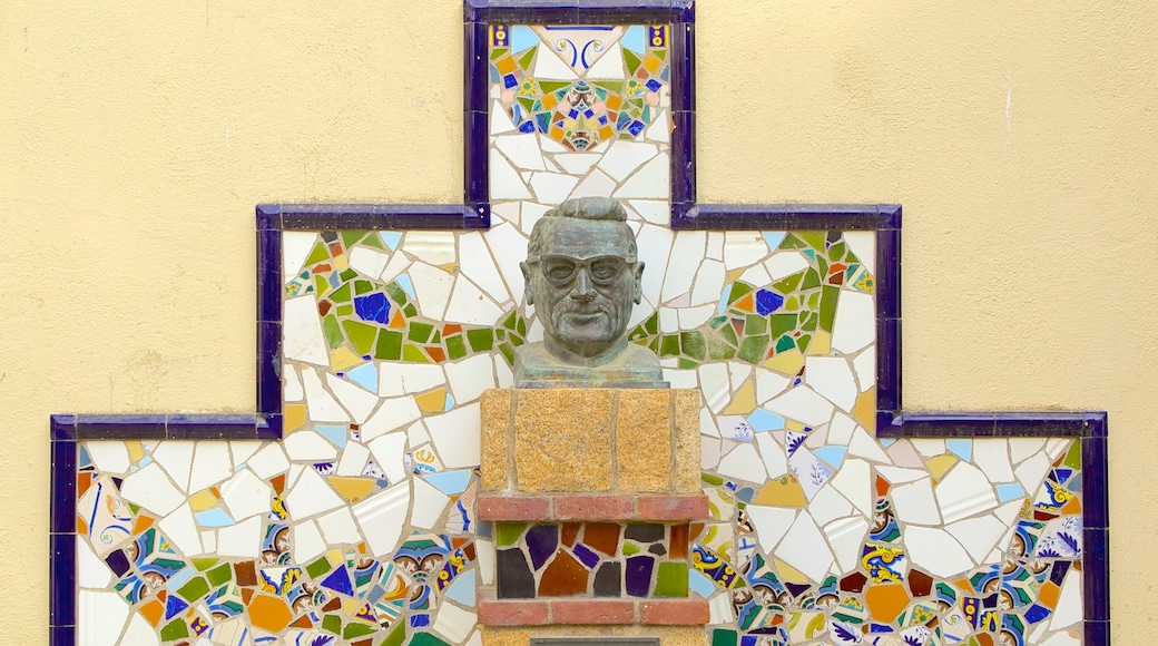 Iglesia Parroquial de Sant Romà que incluye vistas interiores, una estatua o escultura y elementos religiosos