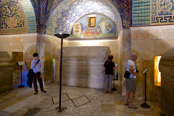 Mausoleum von Galla Placidia das einen religiöse Aspekte, Innenansichten und Geschichtliches