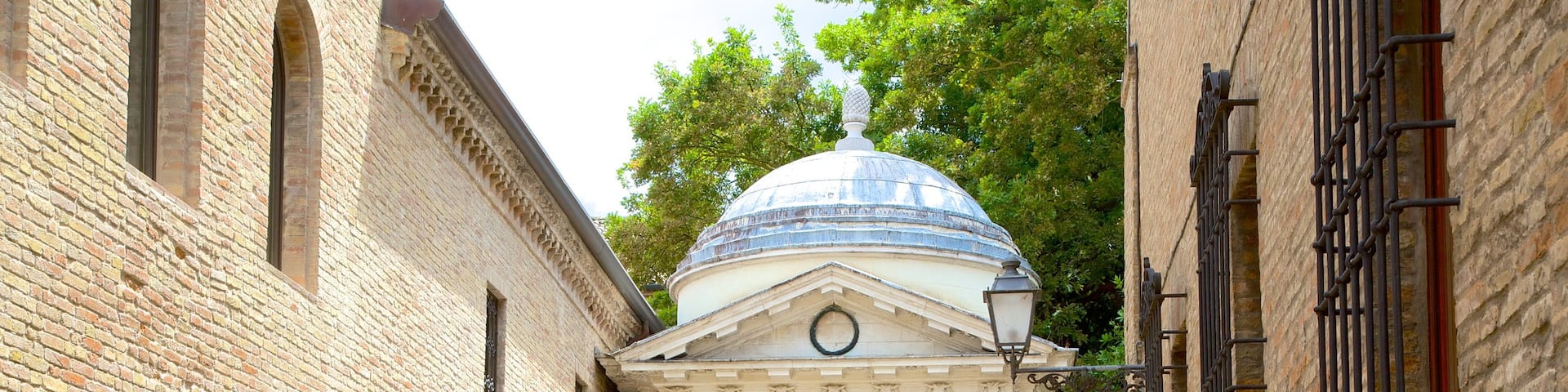 Dante Alighieri\'s Tomb which includes street scenes