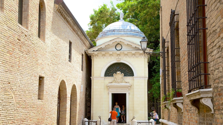 Tomba di Dante Alighieri che include strade