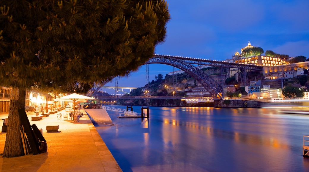 Puente Dom Luis I ofreciendo un puente, escenas nocturnas y un río o arroyo