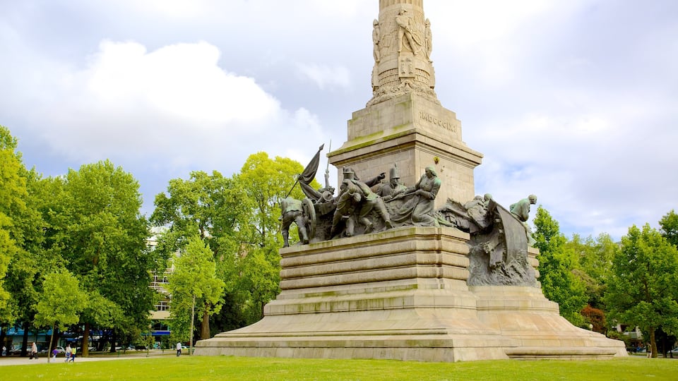 Porto bevat een monument, een standbeeld of beeldhouwwerk en een park
