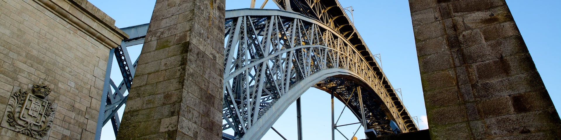 Dom Luis I Bridge showing a bridge