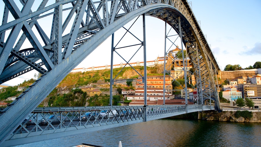 Dom Luis I-brug toont een brug en een rivier of beek