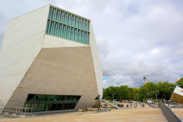 Casa da Musica mettant en vedette architecture moderne et scènes de rue