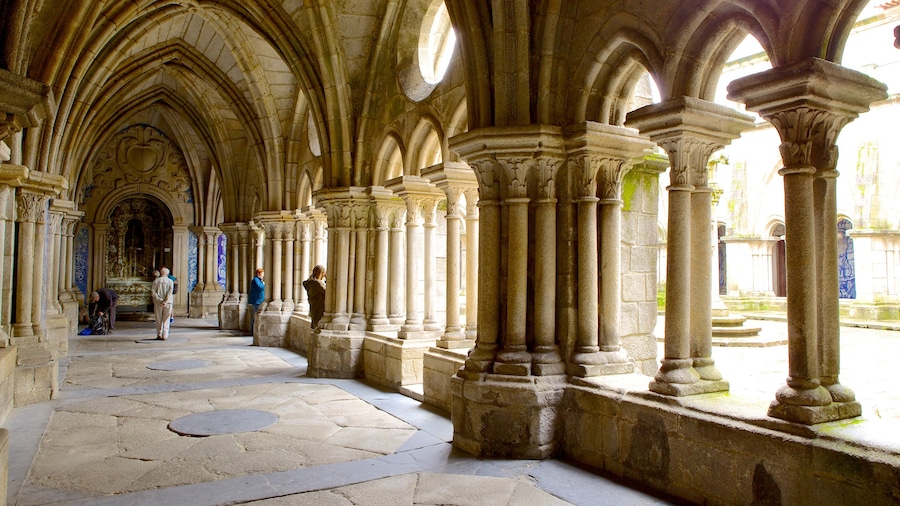 Porto Cathedral showing a church or cathedral, interior views and heritage architecture