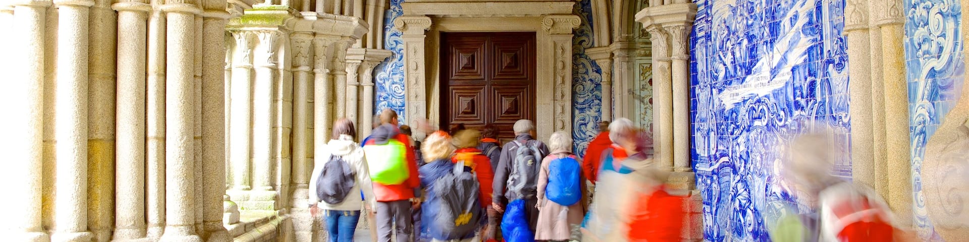 Porto Cathedral which includes heritage architecture, interior views and a church or cathedral