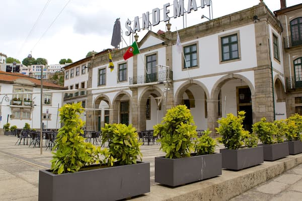 Sandeman Cellars ofreciendo un parque o plaza, patrimonio de arquitectura y una pequeña ciudad o pueblo