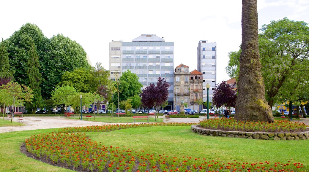 Praca da Republica which includes a city, a park and flowers