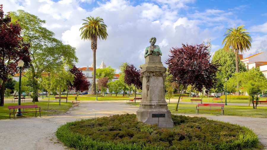 Praça da Republica mostrando una estatua o escultura y un jardín