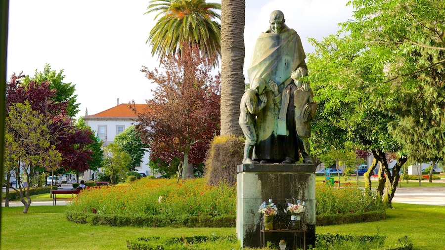 Praça da Republica que incluye un parque, un pueblo y una estatua o escultura
