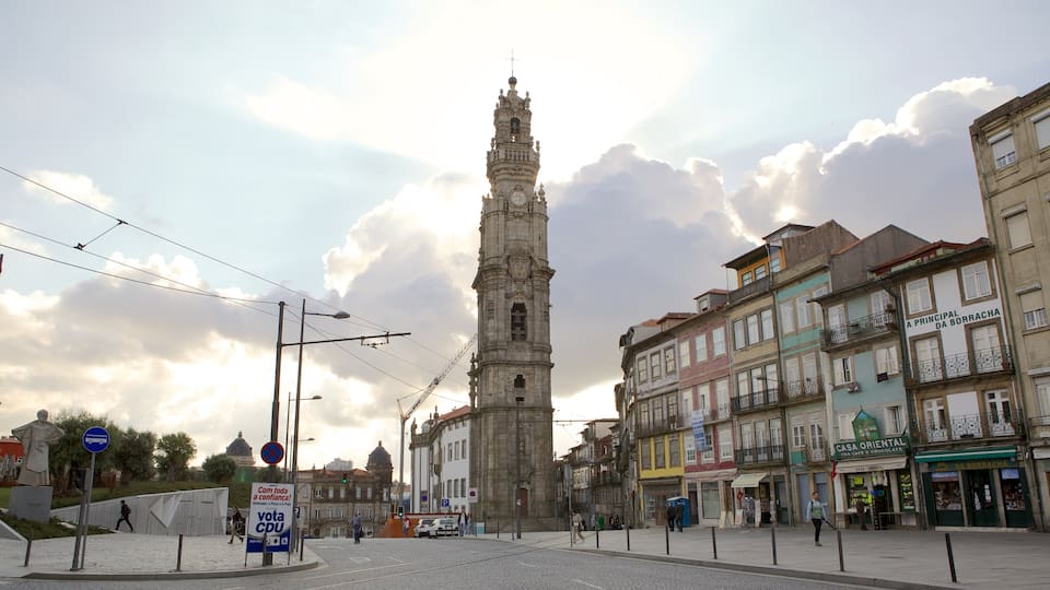 Porto featuring street scenes and a city