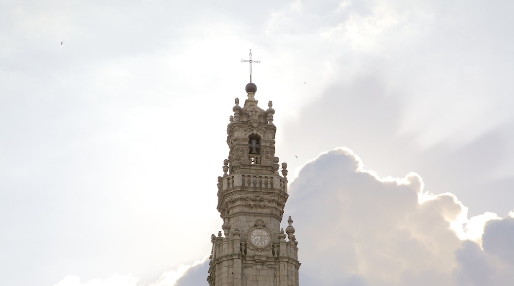 Porto which includes heritage architecture