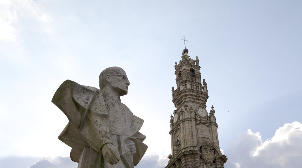 Norte mostrando arquitetura de patrimônio, uma estátua ou escultura e arte ao ar livre