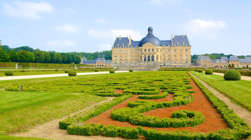 Melun featuring a garden and chateau or palace