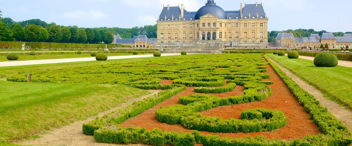 Melun mostrando un castillo y un parque