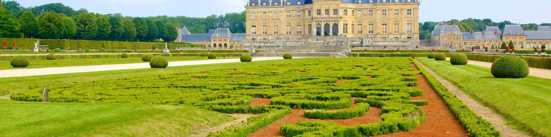 Melun mit einem Palast oder Schloss und Garten