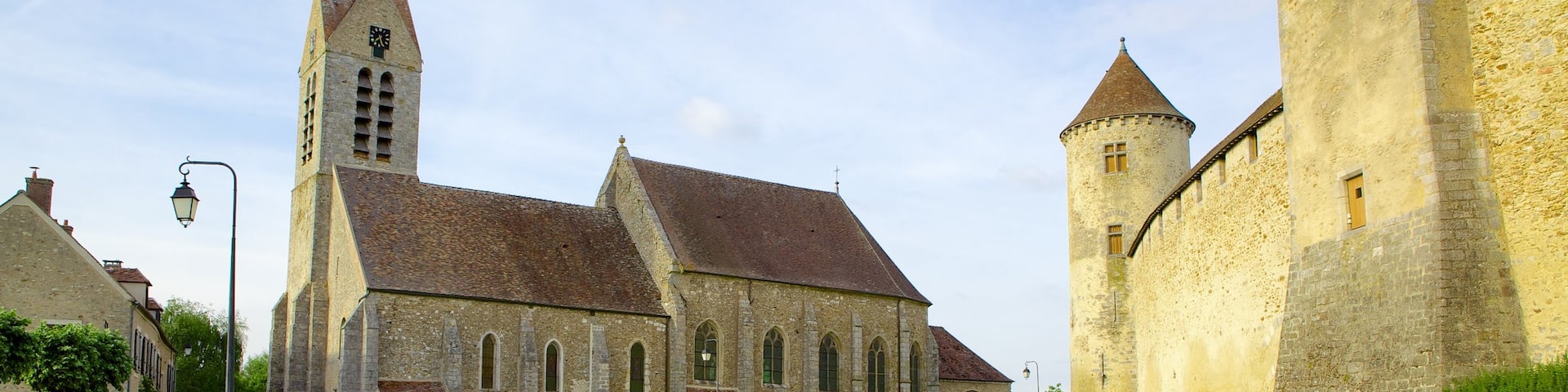 Melun which includes street scenes and a castle