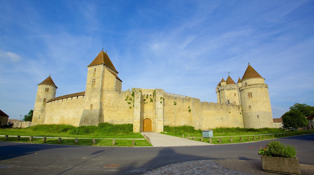 Melun which includes heritage elements and a castle