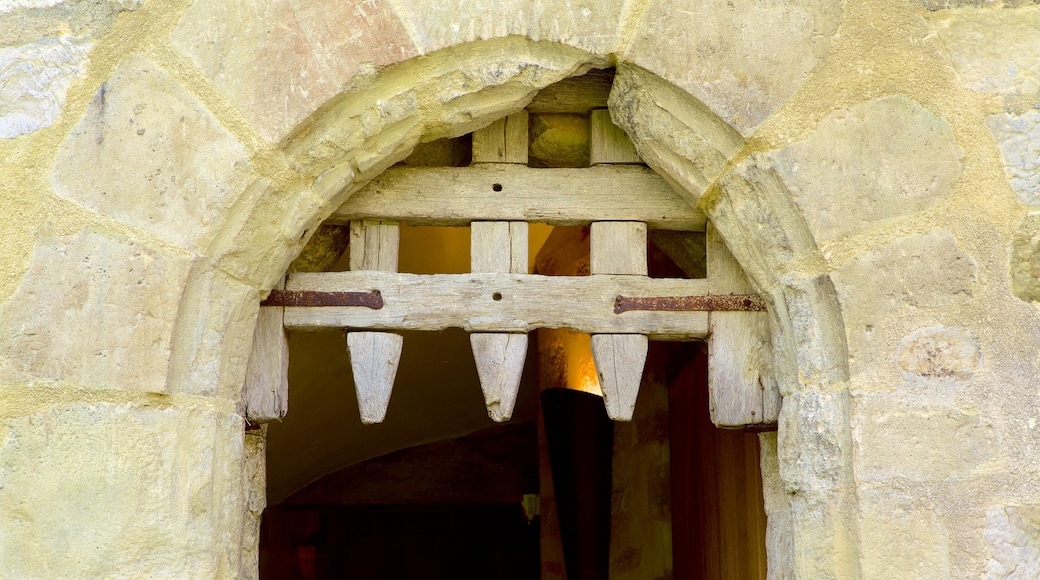 Melun que incluye elementos patrimoniales y un castillo